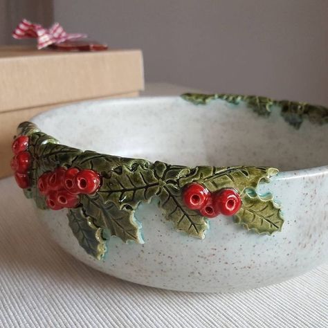 Christmas Ceramic Ideas, Christmas Pottery Ideas, Holiday Pottery, Christmas Pottery, Ceramic Pinch Pots, Christmas Ceramics, Pottery Christmas, Ceramic Christmas Decorations, Pottery Ornaments