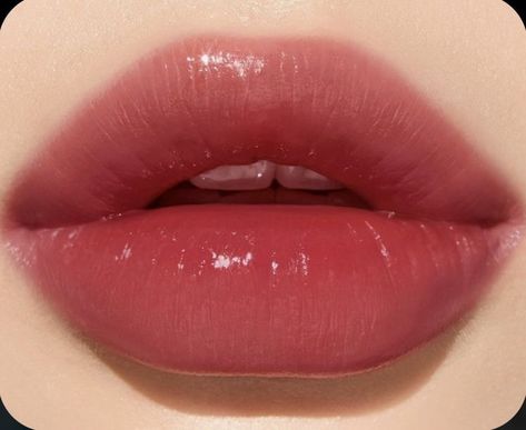 Round Lips, Lips Inspiration, Bentuk Alis, Doll Eye Makeup, Soft Coral, Dope Makeup, Full Lips, Perfect Lips, Simply Chic