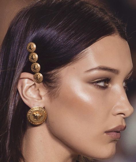 #versace hair clip Fashion Show Makeup, Show Makeup, Camp Half Blood, Ear Rings, All Things Beauty, Bella Hadid, Beauty Inspiration, Beauty Make Up, Makeup Inspo