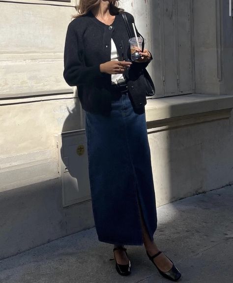 Long Denim Skirt Office Outfit, Maxi Skirt Outfit Midsize, Skirt Outfit Midsize, Midi Skirt Outfit Work, Long Jeans Skirt Outfit, Skirt Office Outfit, Denim Long Skirt Outfit, Denim Maxi Skirt Outfit, Office Skirt Outfit