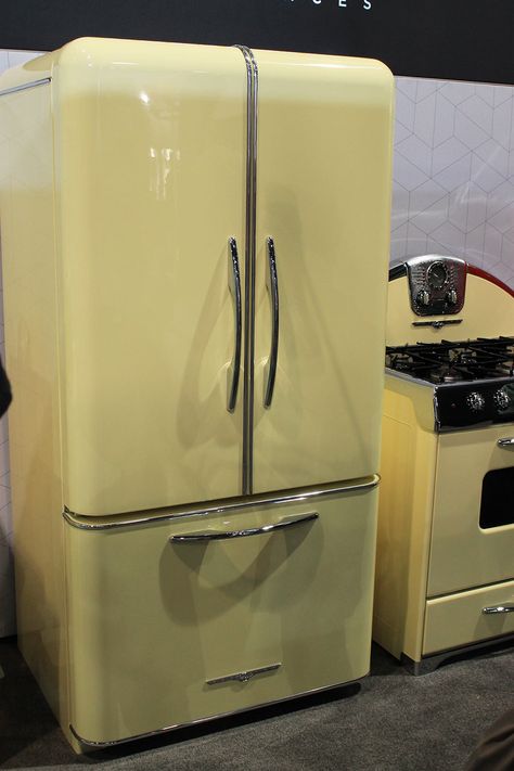 retro style appliances Retro Kitchen Appliances, Vintage Kitchen Appliances, Retro Refrigerator, Vintage Refrigerator, Vintage Style Kitchen, Retro Appliances, Retro Fridge, Vintage Stoves, Outdoor Kitchen Appliances