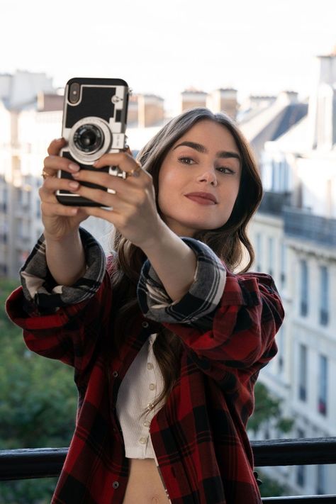 Emily In Paris Aesthetic, Emily In Paris Lily Collins, Emily In Paris Style, Emily In Paris Fashion, Emily In Paris Outfits, Lily Collins Style, Olga Kurylenko, Paris Wallpaper, Paris Look