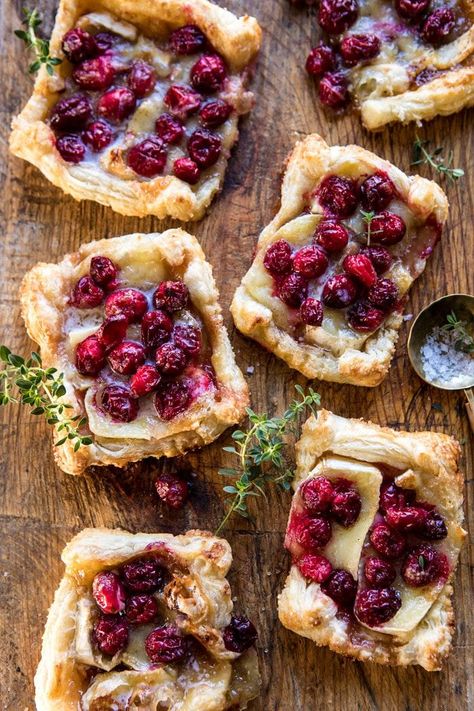 Healthy Appies, Cranberry Brie Pastry, Brie Tarts, Brie Pastry, Cloche Ideas, Cranberry Brie, Thanksgiving Appetizer, Festive Appetizers, Winter Dishes