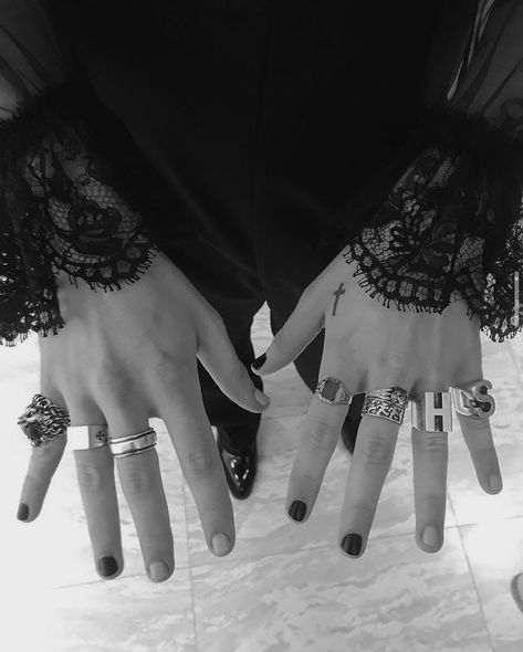 Harry Styles Accessories, Harru Styles, Harry Styles Jewelry, Aesthetic Harry Styles, Harry Styles Rings, Hary Styles, Harry Styles Hands, Harry Tattoos, Hand Silhouette