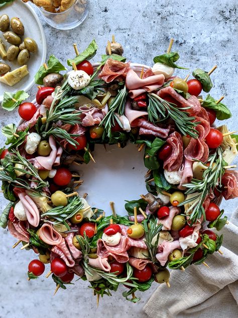 Christmas Appies Holiday Appetizers, Charcuterie Board Wreath, Christmas Appies, Xmas Apps, Charcuterie Wreath, Christmas Platters, Holiday Potluck, Christmas Entertainment, Appetizers Christmas