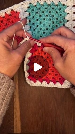 Lipa Franco  Crochet • Macrame • Bordado on Instagram: "Aprende a unir tus Grannys de tres diferentes maneras !!!  . Las vas a amar… comenta si ya las conocías o si por el contrario aprendiste algo nuevo hoy… y no olvides guardarlo para que lo encuentres fácil y lo veas en cualquier momento que quieras !! . #crochet #ganchillo #grannysquare #granny #aprendecrochet  ." Crochet Macrame, April 22, Crochet Granny, Granny Square, Crochet, On Instagram