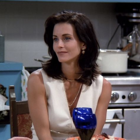 monica in 1x02 of friends, courteney cox, the one with the dozen lasagnas Monica Season 1, Courtney Cox Hair, Friends Profile, Friends Pfp, Quote Friends, Monica Friends, Friends Monica, Picture Friends, 90s Haircuts