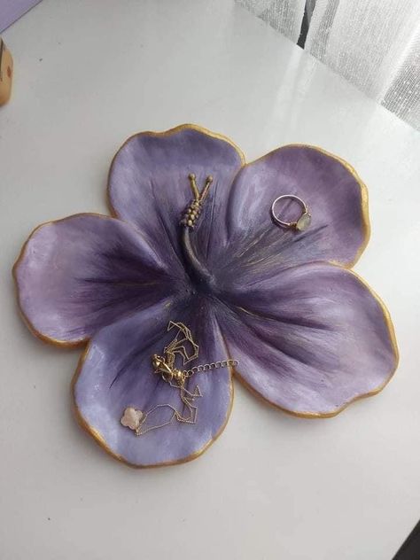 Clay Plates Flower, Easy Clay Gift Ideas, Flower Air Dry Clay, Cute Clay Ideas Aesthetic, Clay Hibiscus Flower, Cute Clay Plates, Clay Ideas Plate, Diy Clay Plate, Ceramics Slab Ideas