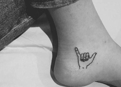 Small Foot Tattoos, Herz Tattoo, Handpoke Tattoo, Hawaiian Tattoo, Small Tattoos Simple, Cat Tattoos, Disney Tattoo, Tiny Tattoo, Foot Tattoo