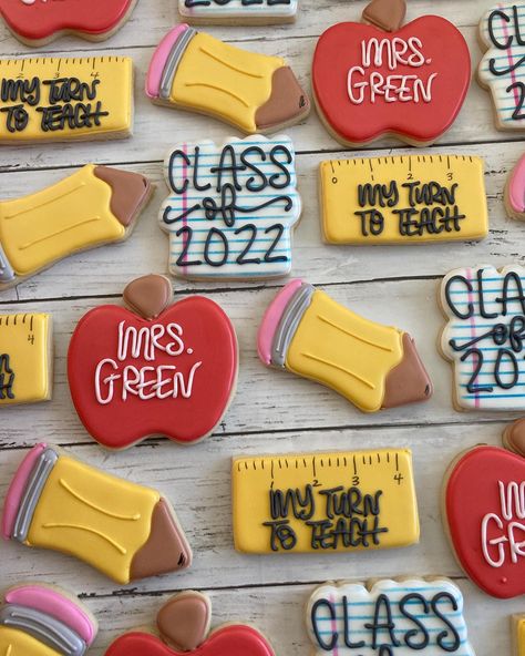 Graduation Teacher Cake, Grad Party Teacher Theme, New Teacher Shower Ideas, Teacher Graduation Cookies, Teacher College Graduation Party Ideas, Teacher Shower Party, Teacher Themed Graduation Party, Teacher Graduation Party Ideas, Teacher Cookies Decorated