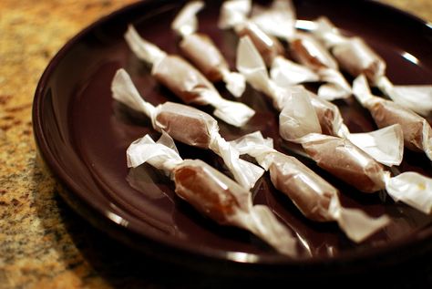 Salted Habanero Caramels Entertaining Desserts, Caramelized Bacon, Honey Caramel, Vegan Caramel, Caramel Candy, Caramel Recipes, Chocolate Sweets, Tasty Bites, Great Desserts