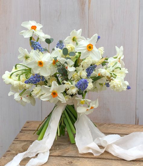 Spring Wedding Daffodils, Easter Wedding Bouquet, Mini Spring Bouquet, Spring Wedding Arrangements, Daffodil Wedding Ideas, Spring Wedding Flowers Daffodil, Flower Bouquet Daffodils, Daphodil Bouquet, Daffodils Wedding Bouquet