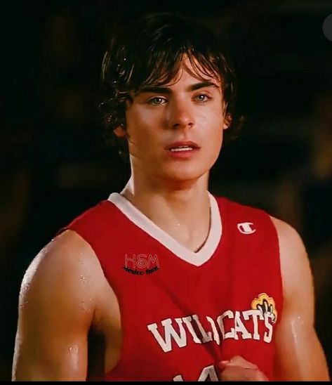 Zac Efron in High School Musical 3 (2008) film Zac Efron High School Musical Troy Bolton, High School Musical Zac Efron, Hairspray Zac Efron, Zac Efron Troy Bolton, Zac Efron Young Pictures, Zac Efron 2000s, Zach Efron High School Musical, Zac Efron Hsm, Zac Efron Aesthetic