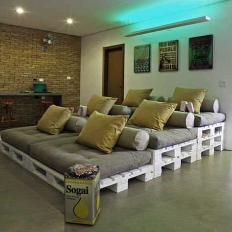 Turn the garage into a movie room with stadium plank seating Movie Backyard, Hiasan Dalaman Rumah, Reka Bentuk Dalaman, Koti Diy, Backyard Movie, Home Theatre, Theater Seating, Home Theater Seating, Hus Inspiration