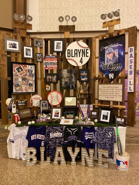 High School Senior Table Display, Backyard Graduation Party Ideas For Boys, Softball Graduation Party Ideas, Senior Table Ideas Sports, Baseball Graduation Party Ideas, Rustic Graduation Party Ideas, Grad Party Table Display, Rustic Graduation Party Decorations, Graduation Photo Displays