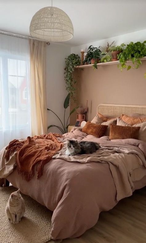 Earthtone Bedroom Ideas, Realistic Bedroom Ideas, Dusty Rose Bedroom Ideas, Cute Cozy Bedroom Ideas, Boho Room Aesthetic, Modern Bohemian Bedroom Decor, Autumn Bedroom Decor, Vintage Apartment Decor, Brown Rooms