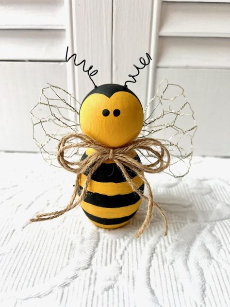 DIY Bee Shelf Sitter - Upcycling, Kids Bee Craft, Bumble Bee Diy Crafts, Bee Theme Crafts, Bumble Bee Crafts For Adults Diy, Bee Signs Ideas Diy, Diy Bee Decorations Crafts, Bee Themed Crafts, How To Make A Bee