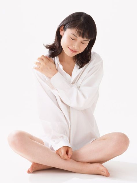 A beautiful woman sitting down with crossed legs isolated on a white background : Free Stock Photo Woman Sitting Criss Cross, Pose Duduk, Leg Reference, Sitting Pose Reference, Sitting Cross Legged, Leg Art, Sitting Pose, Cross Legged, Sitting Position