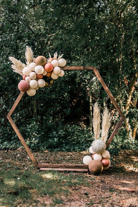 organic balloons, brown pallet, beige, animal print, pampas, cake, wood, photo background, driedflowers, black, cake decoration, hexagon Hexagon Birthday Decor, Black Cake Decoration, Brown Pallet, Pampas Cake, Hexagon Photo, Mud Kitchens, Valentines Dinner, Brown Nature, Wooden Backdrops