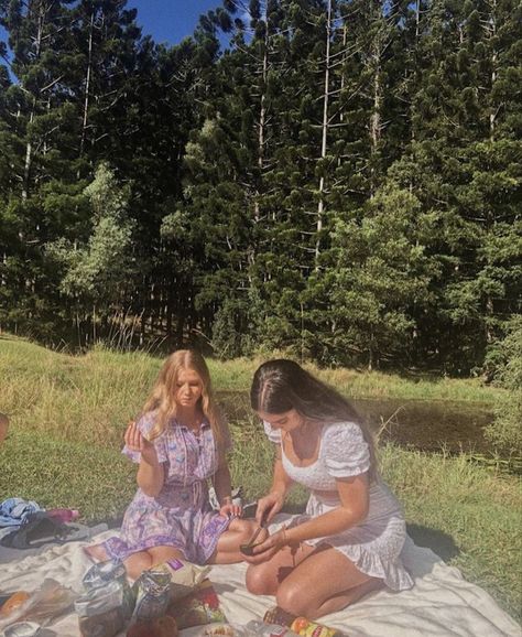 Picnic Photo Shoot, Picnic Pictures, Picnic Vibes, Drømme Liv, Picnic Inspiration, Shotting Photo, Picnic Date, Spring Aesthetic, + Core + Aesthetic