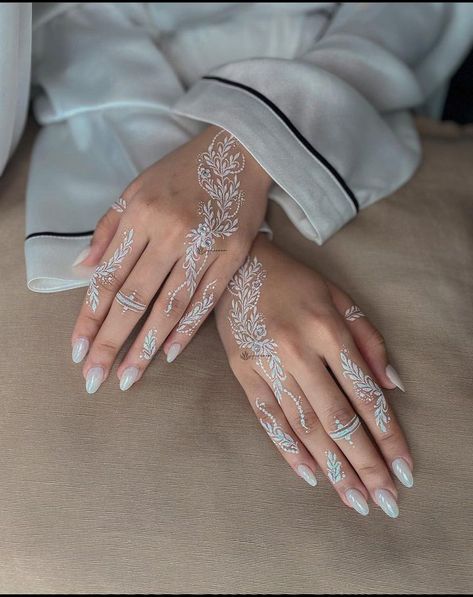 White Henna Minimalist, White Mehndi Designs, Henna Simple Putih, White Henna Designs Simple, White Henna Simple, Henna Putih Pengantin Simple, White Henna Wedding Simple, Henna Wedding Simple, Henna Art Wedding