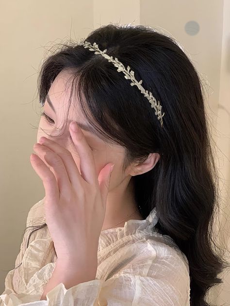 Cute Head Accessories, Hairstyle With Headband, Headband Aesthetic, Pretty Headbands, Designer Hair Accessories, Hair Tie Accessories, Korean Accessories, Hair Tutorials Easy, Princess Hairstyles