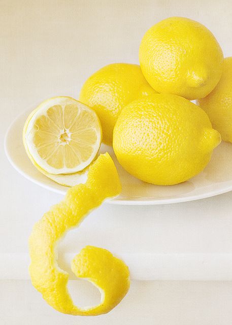 Lemon Curl - Colleen Farell, photographic art | Flickr - Photo Sharing! Fruit Facts, Yellow Things, Del Taco, Happy Yellow, Lemonade Party, Fruit Display, Yellow Foods, Yellow Decor, Still Life Photos