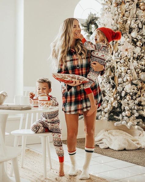 Family Christmas Pictures Outfits, Christmas Photos Outfits, Christmas Pictures Outfits, Christmas Baby Pictures, Christmas Family Photoshoot, Family Christmas Outfits, Baby Christmas Photos, Xmas Photos, Family Christmas Pictures