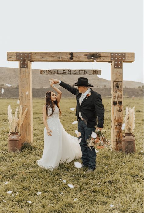 Country Wedding Arches, Country Western Wedding, Family Ranch, Wedding Alters, Wedding Arch Rustic, Cowboy Wedding, Country Theme Wedding, West Wedding, Future Wedding Plans