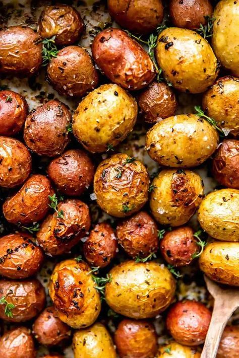 Herb Roasted Potatoes Roasted Mini Potatoes, Gold Potato Recipes, Roasted Yukon Gold Potatoes, Best Roast Potatoes, Herbed Potatoes, Roasted Baby Potatoes, Roasted Fingerling Potatoes, Potatoes In Oven, Herb Roasted Potatoes