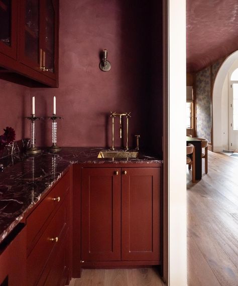 Red Countertop Kitchen, Dark Red Kitchen, Maroon Kitchen, Dark Interior House, Burgundy Kitchen, Gothic Bedroom Ideas, Marble Countertops Kitchen, Earthy Home, Hudson Homes