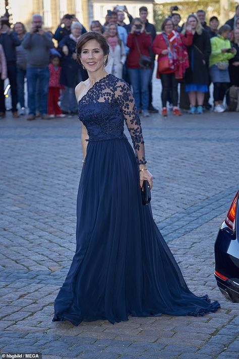 Crown Princess Mary of Denmark and Queen Margrethe attend a dinner for Princess Benedikte birthday | Daily Mail Online Kroonprinses Mary, Denmark Fashion, Denmark Royal Family, Gowns Elegant, Princess Marie Of Denmark, Danish Royalty, Style Royal, Danish Royal Family, Turquoise Dress