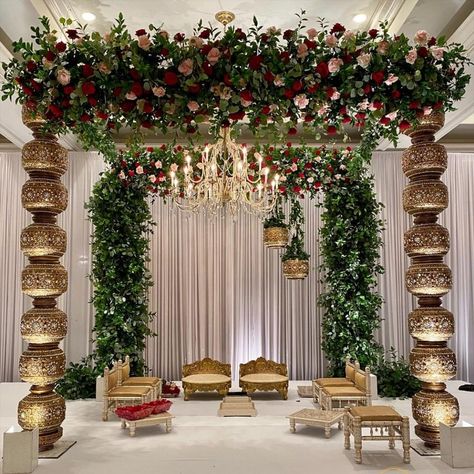 Wedding Decorations Diy Centerpiece, Minimal Wedding Decor, Hindu Wedding Decorations, Indoor Wedding Decorations, Engagement Stage Decoration, Mandap Design, Simple Stage Decorations, Ideas For Weddings, Wedding Stage Backdrop