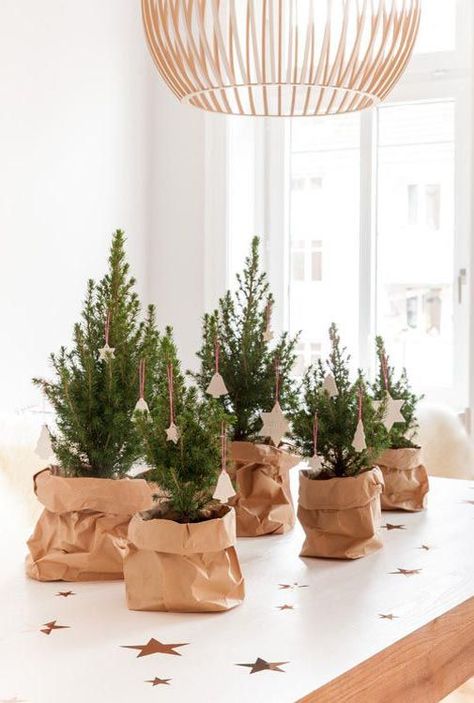 decoracao de natal 5 Modern Jul, Joululahjat Diy, Bright Minimalist, Brown Paper Bags, Diy Jul, Deco Table Noel, Skirt Diy, Fabulous Christmas, Small Christmas Trees