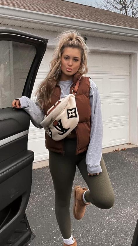 Call Outfits 2024, Winter Tennessee Outfits, Cute Camping Outfits Winter, Casual Winter Outfits For Women Comfy, Football Game Outfits For Women Winter, Nfl Outfit Ideas Woman Winter, Hockey Game Outfits For Women Winter, Winter Baseball Game Outfit, Cold Tailgate Outfit