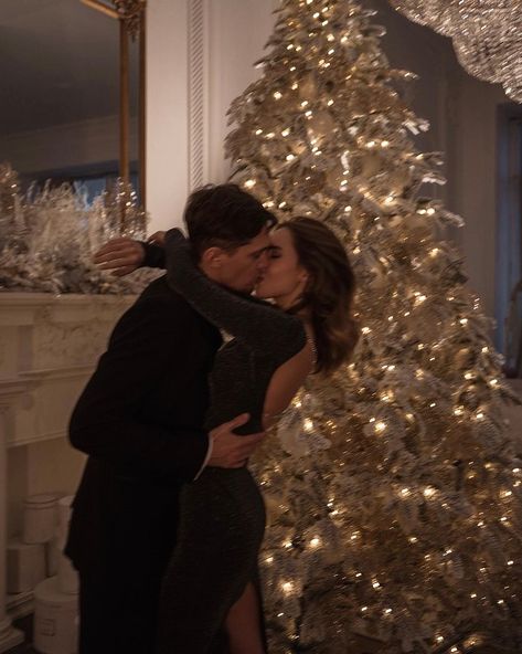 Christmas Couple Pictures, Christmas Shoot, Winter Love, Christmas Photoshoot, Cute Couples Photos, Christmas Couple, Cute Relationship Goals, Christmas Aesthetic, Couple Aesthetic