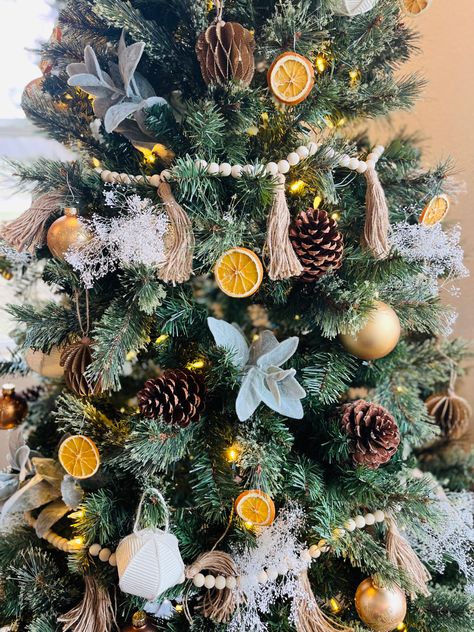 Naturalist Christmas Tree, Christmas Trees Boho, Christmas Tree Natural Rustic, Vintage Boho Christmas Tree, Alpine Christmas Tree Decorating Ideas, Natural Themed Christmas Tree, Christmas Tree Nature Theme, Christmas Tree Earth Tones, Real Christmas Tree Decorated Ideas