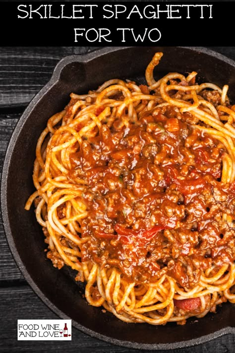 Skillet Spaghetti For Two. So easy to make and so delicious too! #spaghetti #pasta #easy #recipe #romantic Spaghetti For Two, Skillet Spaghetti, Food For 2, Single Serve Meals, Meals For 1, Small Batch Cooking, Food For Two, Food For One, Recipes For 2