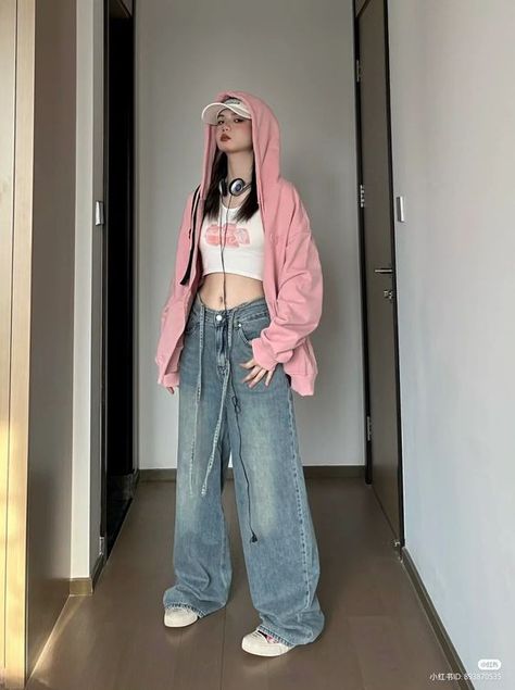 Feminine Hip Hop Style, Look Hip Hop, Aesthetics Outfits, Grunge Aesthetics, Ropa Hip Hop, Bag Mirror, Shoe Converse, Adidas Boots, Dancers Outfit