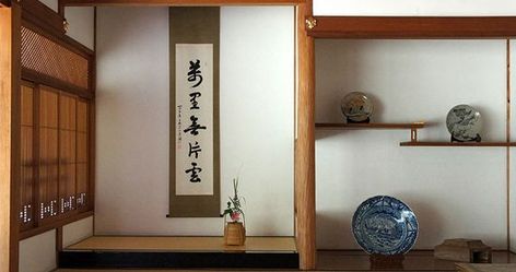 Tokonoma – Japan’s “Secular Altars” Japanese Tea House Interior, Tea House Architecture, Tea House Interior, Japanese Living Room Ideas, Japanese Living Rooms, Tea House Design, Japanese Living Room, Tatami Room, Japanese Home Design