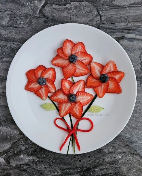 Cute Food For Kids, Simple Bouquet, The Best Snacks, Wedding Snacks, Food For Kids, Best Snacks, Candy Eyeballs, Fruit And Veggies, Food Art For Kids