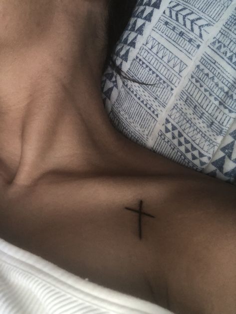 Colar Bone Tattoo Simple, Collar Bone Cross Tattoo, Cross Collarbone Tattoo, Cross On Collar Bone Tattoo, Christian Collarbone Tattoo, Cross Collar Bone Tattoo, Cross On Shoulder Tattoo, Cross Hip Tattoo, Cross Between Chest Tattoo