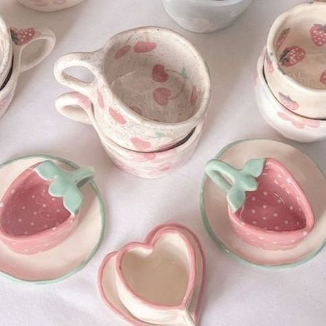 ❀ azalea fairy ❀ ⁷ on Twitter: "nothing but strawberry dishes 🍓🥣… " Спонж Beauty Blender, Pastel Cupcakes, Tanah Liat, Clay Diy Projects, Pretty Mugs, Keramik Design, Ceramics Pottery Art, Cute Clay, Clay Art Projects