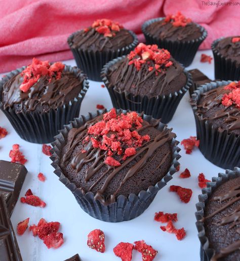 Double Chocolate & Strawberry Muffins Chocolate Strawberry Muffins, Muffins Decoration, Strawberry Kitchen, Simple Muffin Recipe, Strawberry Muffins, Vegan Carrot Cakes, Lemon Muffins, Dark Chocolate Cakes, Freeze Dried Strawberries