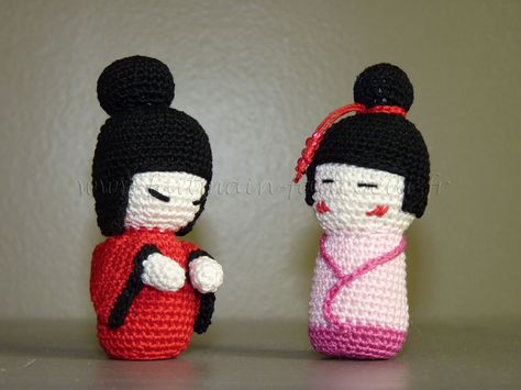 Patrons gratuits pour réaliser deux modèles différents d'amigurumi kokeshi. Crochet Animal Amigurumi, Baby Animal Prints, Chale Crochet, Kokeshi Dolls, Bear Pattern, Peg Dolls, Easy Crochet Patterns, Crochet Patterns Amigurumi, Crochet Dolls