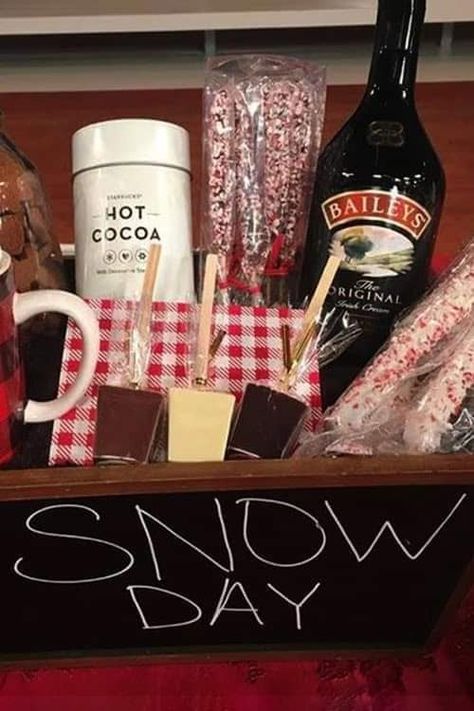 Drink Gift Basket, Hot Chocolate Gift Basket, Winter Gift Basket, Raffle Gift Basket Ideas, Alcohol Gift Baskets, Auction Gift Basket Ideas, Holiday Gift Basket, Homemade Gift Baskets, Christmas Gift Baskets Diy