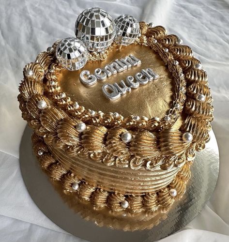 17 Golden Birthday Ideas, 19th Golden Birthday Ideas, 26th Birthday Theme, Gold Cake Aesthetic, 24kgoldn Aesthetic Birthday, Golden Year Birthday Photoshoot, Golden Year Birthday Ideas, Golden Birthday Photoshoot, Gold Cake Design Birthday