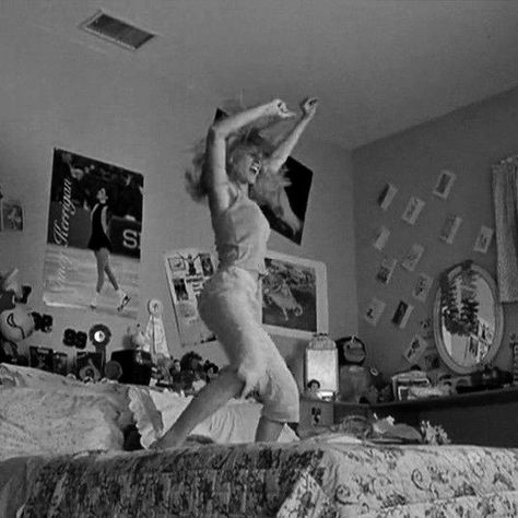 Spotify Dance Playlist Covers, Dancing On Bed Aesthetic, Music Video Dance Aesthetic, Dancing Aesthetic Girly, Bedroom Dancing Aesthetic, Dancing By Myself Aesthetic, Dancing In The Room Aesthetic, Singing And Dancing Aesthetic, Dancing Around My Room Aesthetic