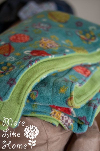 Fleece Blanket Edging, Fleece Projects, No Sew Fleece Blanket, Emprendimiento Ideas, Sewing Fleece, Blanket Diy, Beginner Sewing Projects Easy, Fleece Blankets, Leftover Fabric