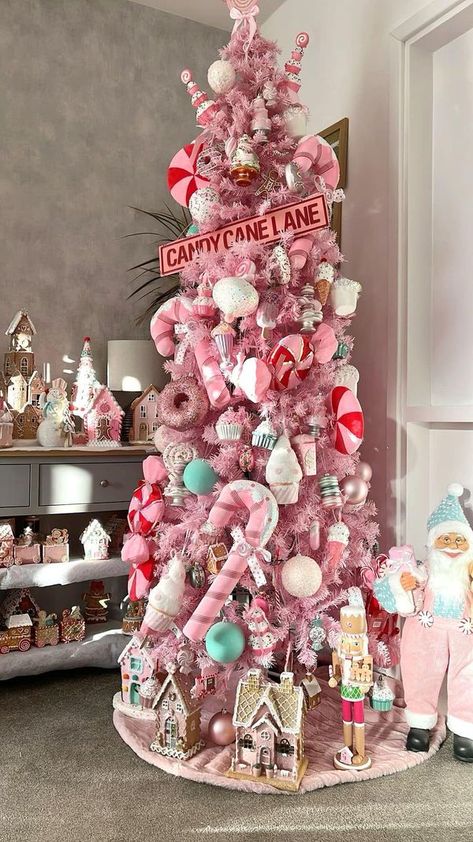 Candy Pink Christmas Tree, Pink Xmas Tree Ideas, Pink Candy Theme Christmas Tree, Candy Land Theme Christmas Decor, Candyland Christmas Tree Diy, Candyland Christmas Tree Ideas, Candy Theme Christmas Decorations, Candyland Theme Christmas Tree, Pink Candy Christmas Tree